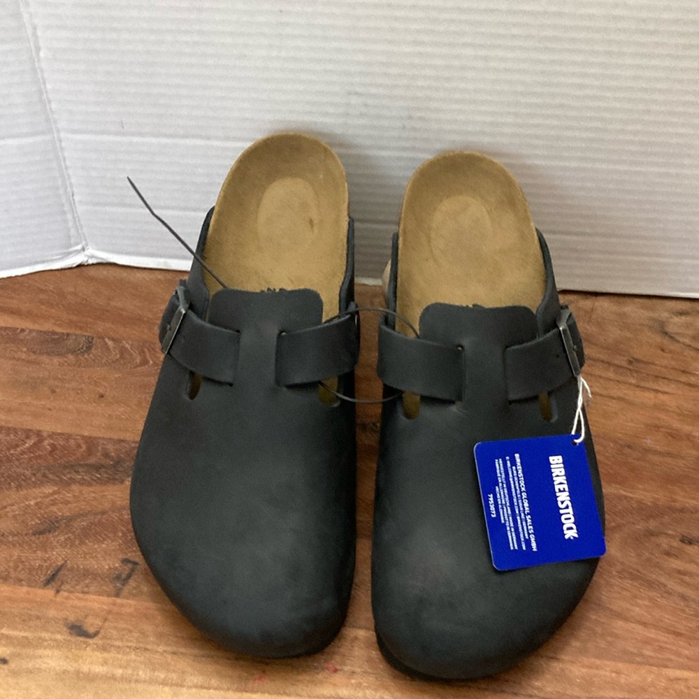 BIRKENSTOCK LEATHER Black Mule ,Clog 
WOMANS or MENS 
SIZE 43